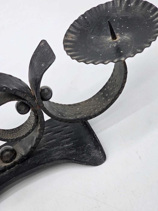 Kuty świecznik na 4 świece – klasyczna metaloplastyka