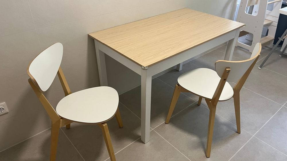 Mesa de jantar + 2 cadeiras