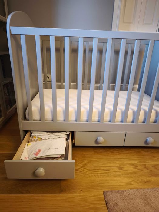 Berço IKEA cinza com gavetas e colchão