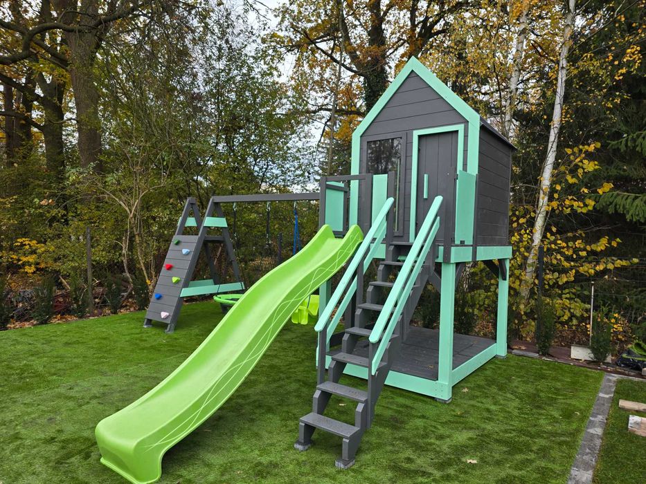Nowoczesny plac zabaw dla dzieci mała "stodoła" ze ścianką wsp.