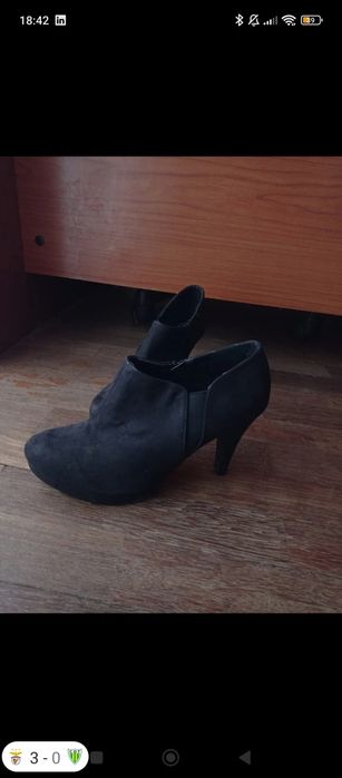 Botins de senhora n. 39 novos de camurça