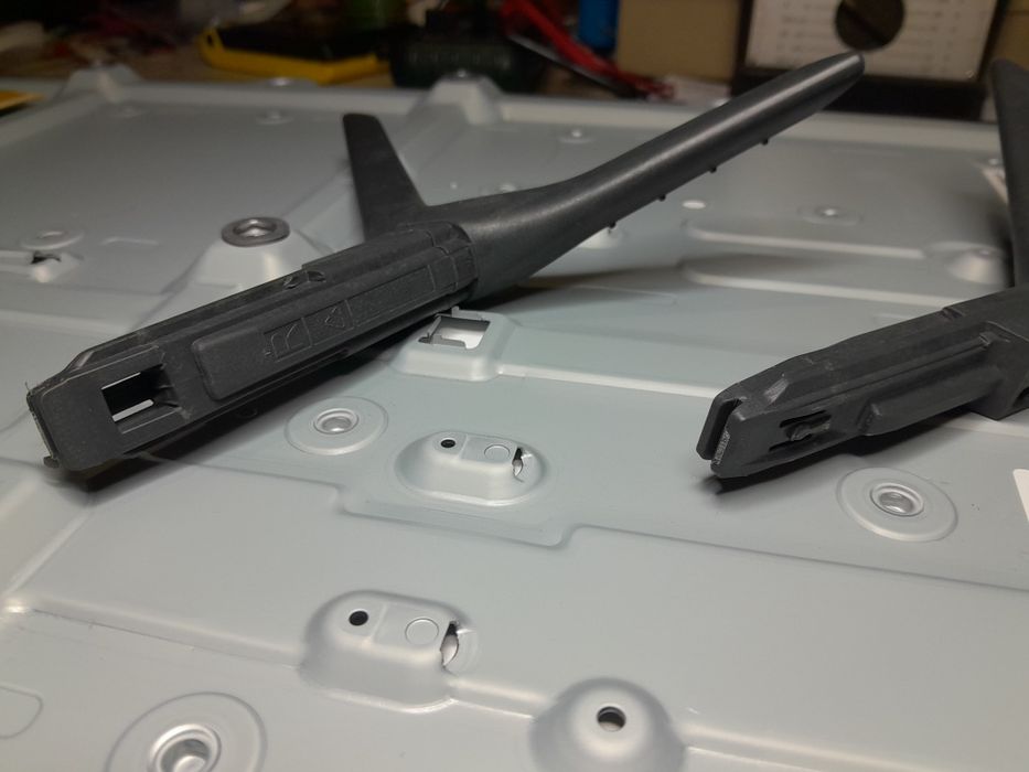 Pés de TV Samsung modelo UE43AU7175U