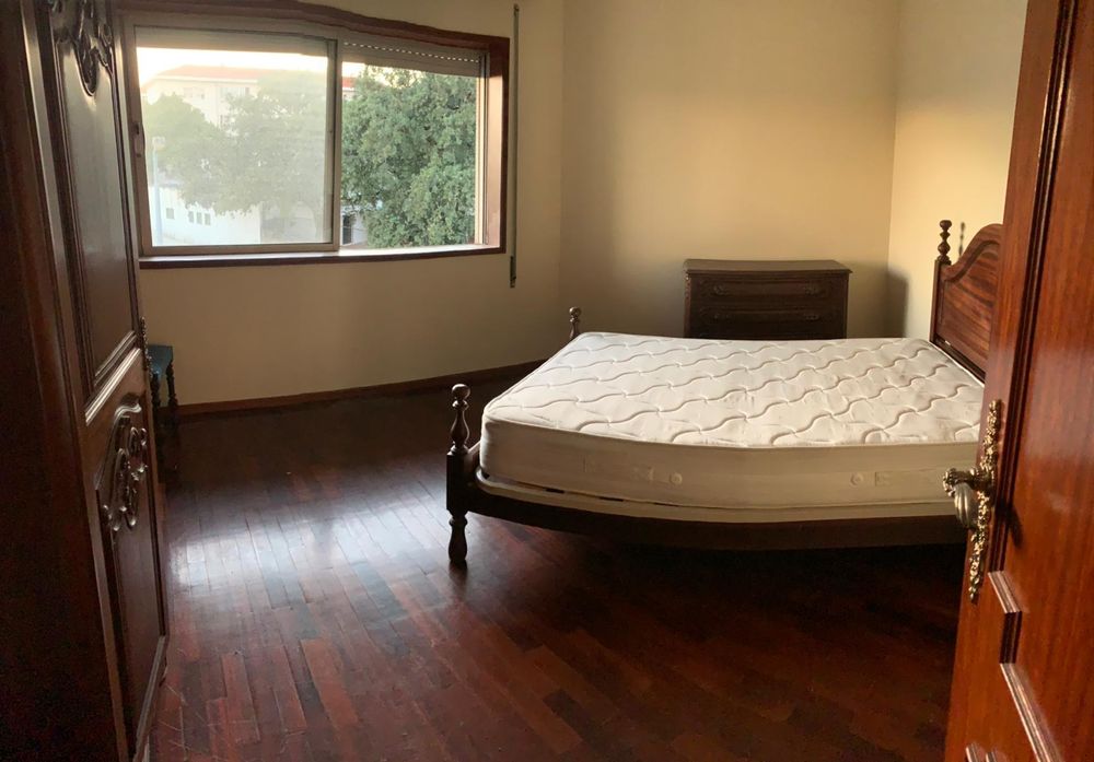 Aluga se apartamento T3 / quartos