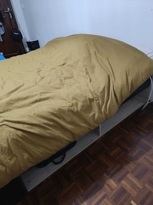 Cama casal, com arrumação