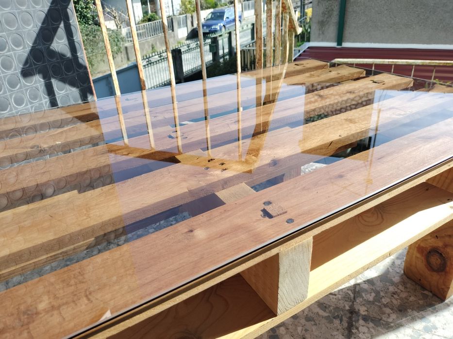 Mesa de televisão em madeira