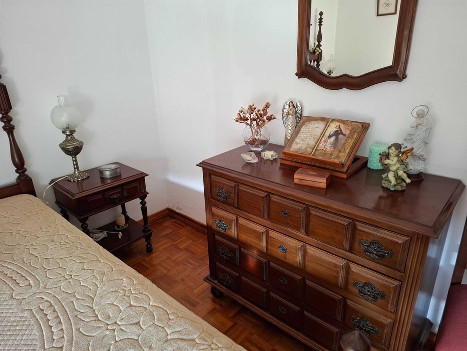Mobília de quarto de casal clássica.