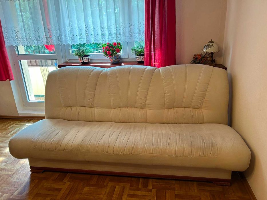 Wersalka beżowa z funkcją spania i dużym schowkiem