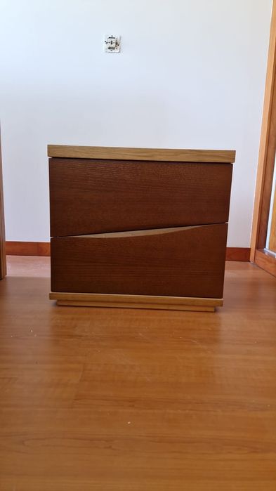 Cama com colchão e mesas de cabeceira