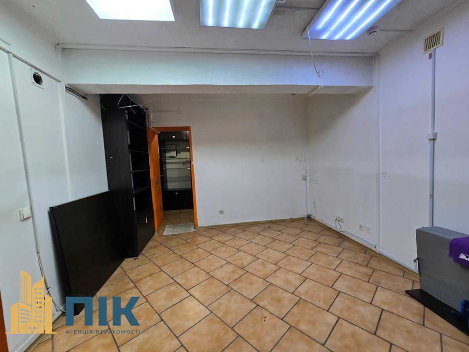 Без%! 110 м2,  підвальне приміщення (цоколь), є два фасадні входи.