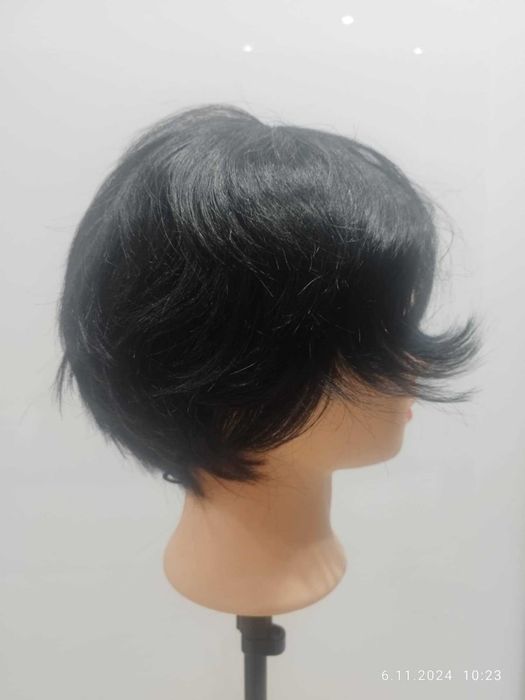 Peruka. Włosy czarne, krótkie cieniowane. + czepek