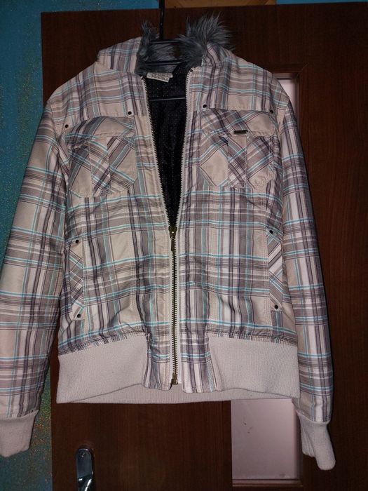 Młodzieżowa kurtka w kratę z kapturem  rozmiar M