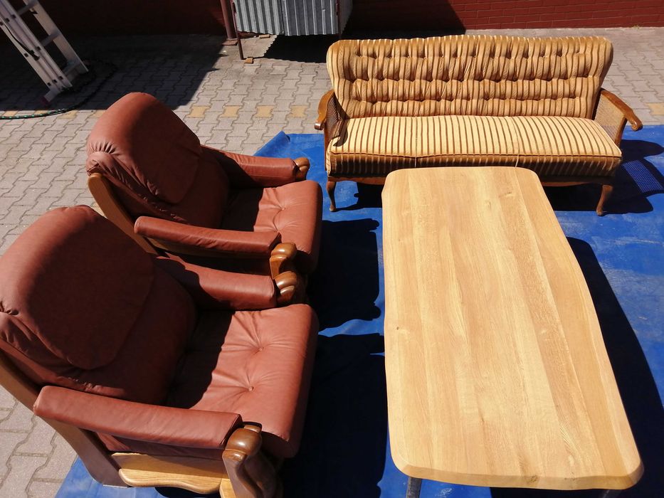 Stolik z blatem dębowym.