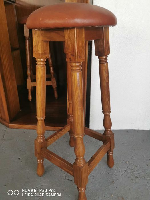 bar de madeira de canto com cadeiras