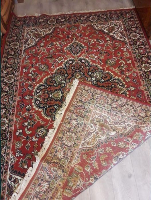 Ковер, доріжка, журнальний столик, стілець.