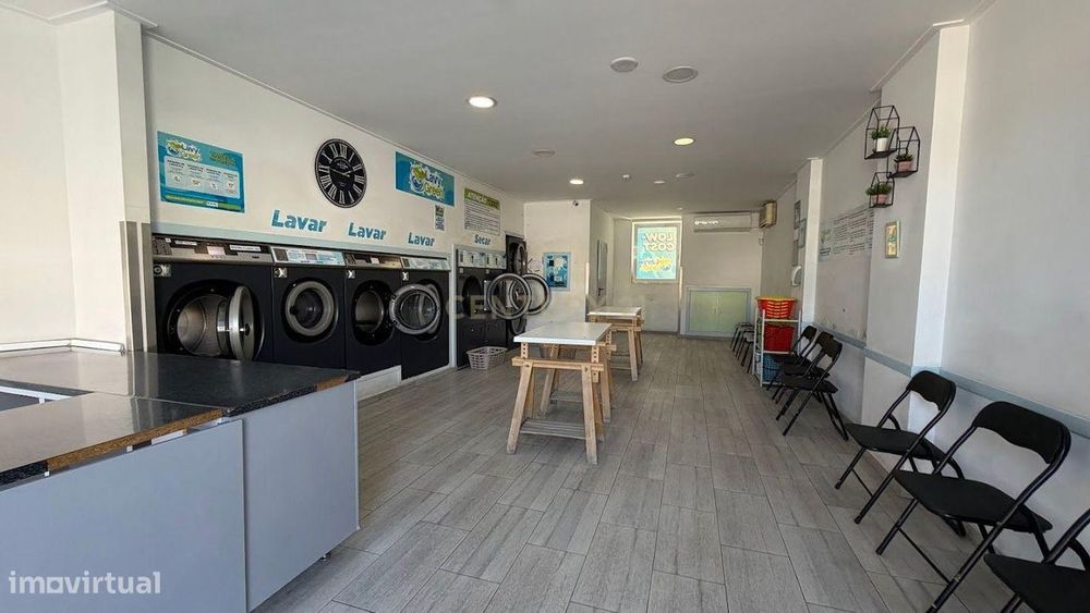 Loja com rendimento na Baixa da Banheira