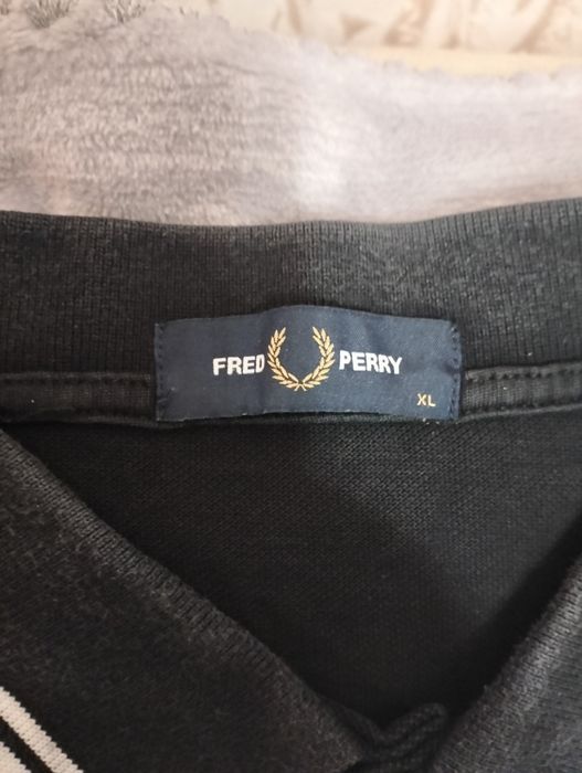 Фирменная футболка черного цвета