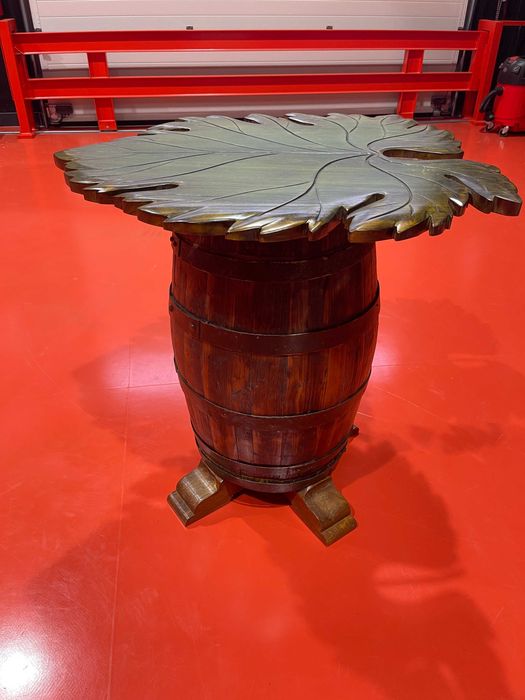 Mesa de bar feita a partir de um barril de carvalho muito antigo