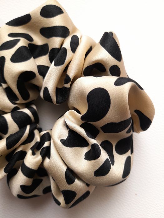 Jedwabna gumka w groszki scrunchie
