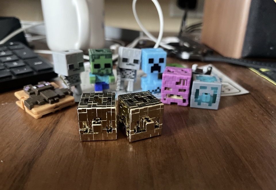 Обміняю золотий блок на інші фігурки кіндер джой майнкрафт