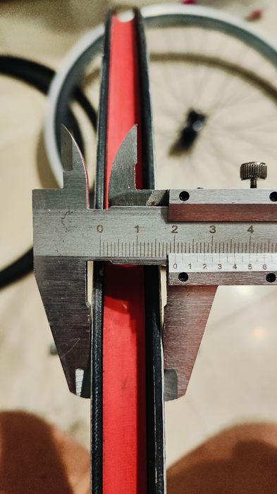 Ostre koło 28c. Wysoki stożek. Koła szosowe.