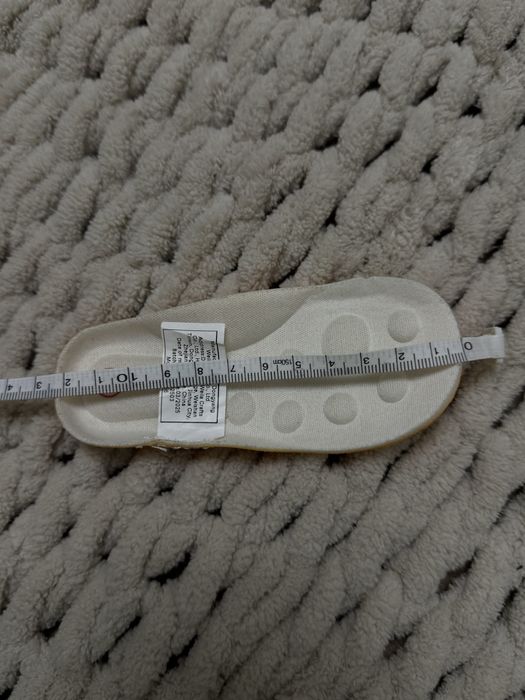 Кросівки на дівчику