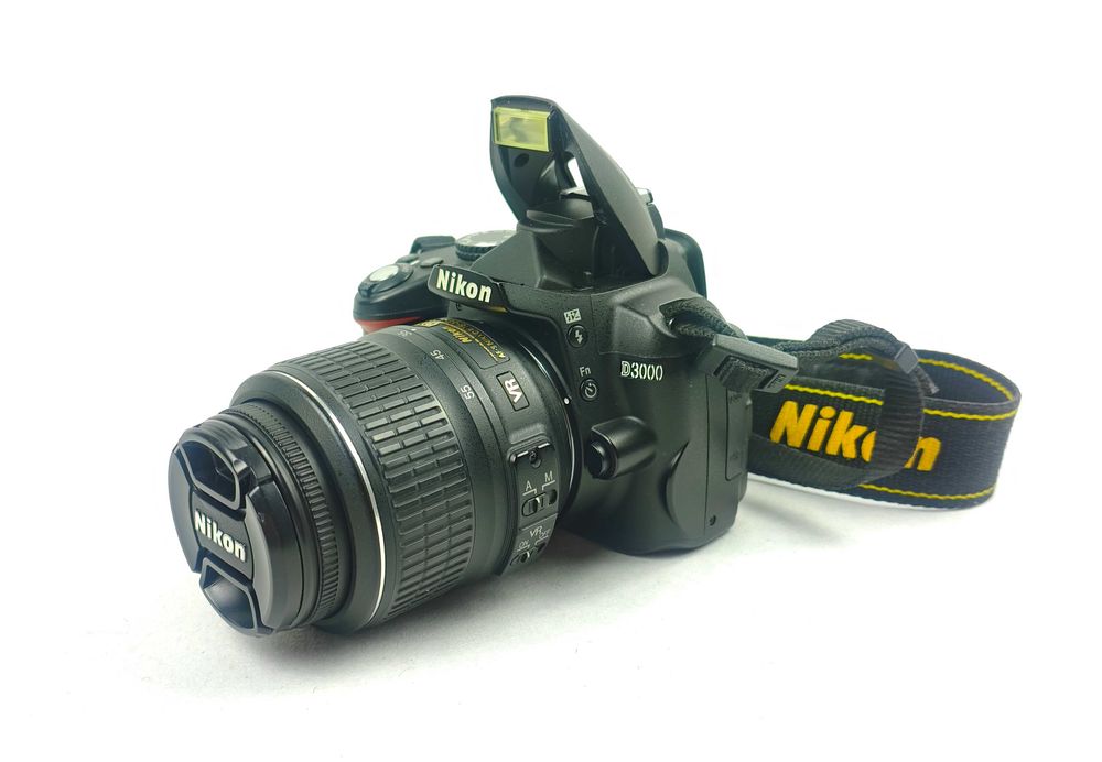 Дзеркальний фотоапарат Nikon D3000 KIT 18-55мм 32Gb [CCD матриця / 10Mpx]