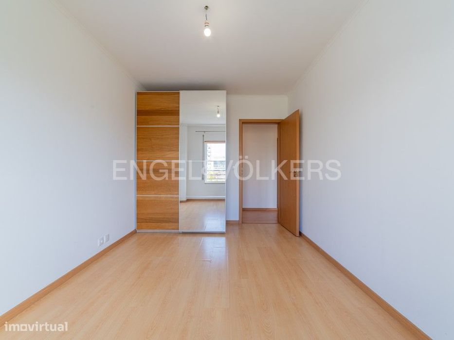 Espaçoso T2 com garagem e arrecadação