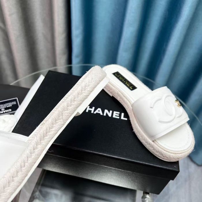 Klapki Chanel White Leather