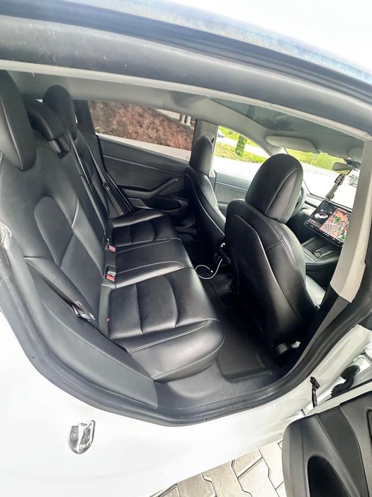 Tesla mоdel 3  2020 рік