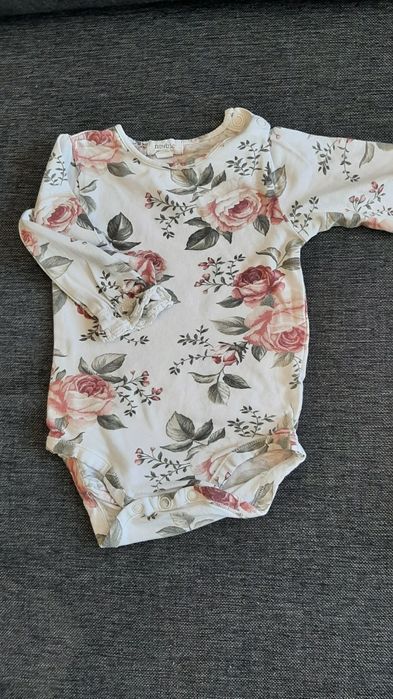 Zestaw body Newbie, spodnie Disney i sweterek So Cute, rozm. 74, stan