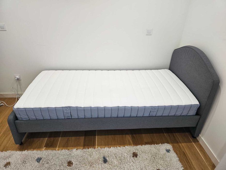 Cama almofadada + Colchão molas ensacadas (90x200 cm) - Como novos