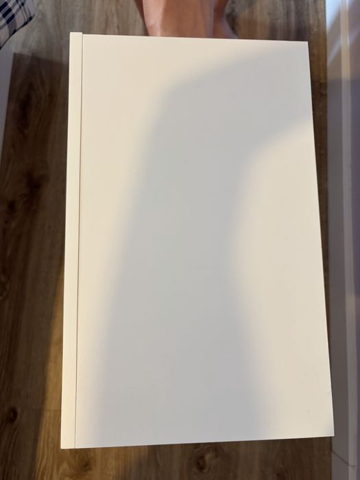 Mesa de cabeceira suspensa