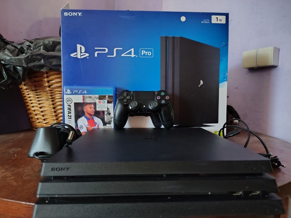 PlayStation ps PS4 Pro 1 TB & Pad / FIFA 21