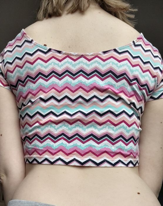 Damski krótki top we wzory