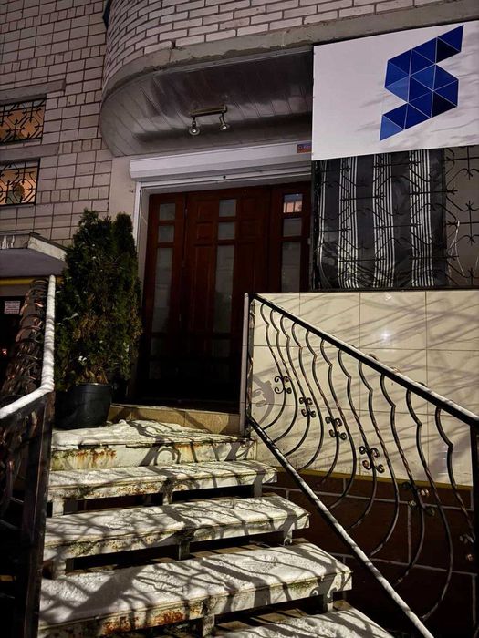 Окремий кабінет 16м2 в комерційному приміщенні по вул. Лялі Ратушної