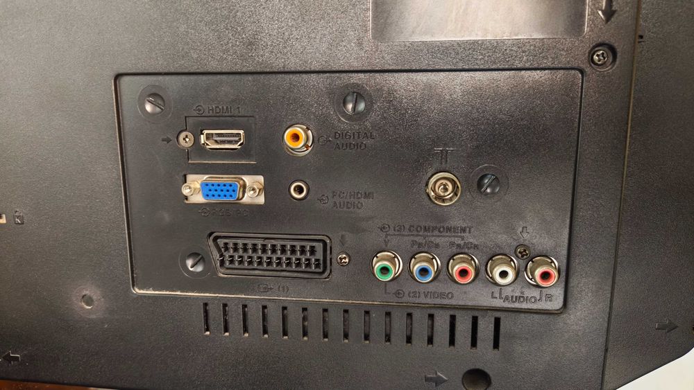 TV Toshiba 32HL833G com 32 polegadas em bom estado e a funcionar!