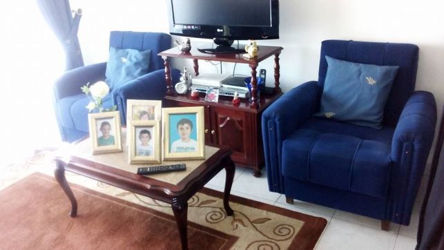 1 mesa pedra mármore e 1 movel 50€ cada