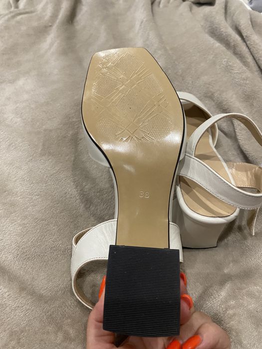 Босоніжки шкіряні молочні Estro