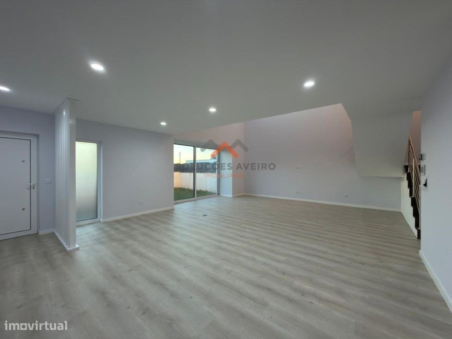 Moradia T4 de Arquitetura Moderna - Luminosidade, Conforto e Locali...