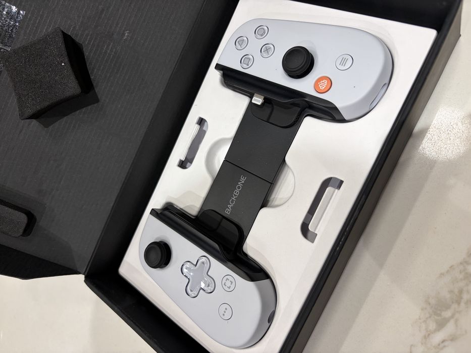 Backbone One dla iPhone lightning - PlayStation Edition BB-02-W-S