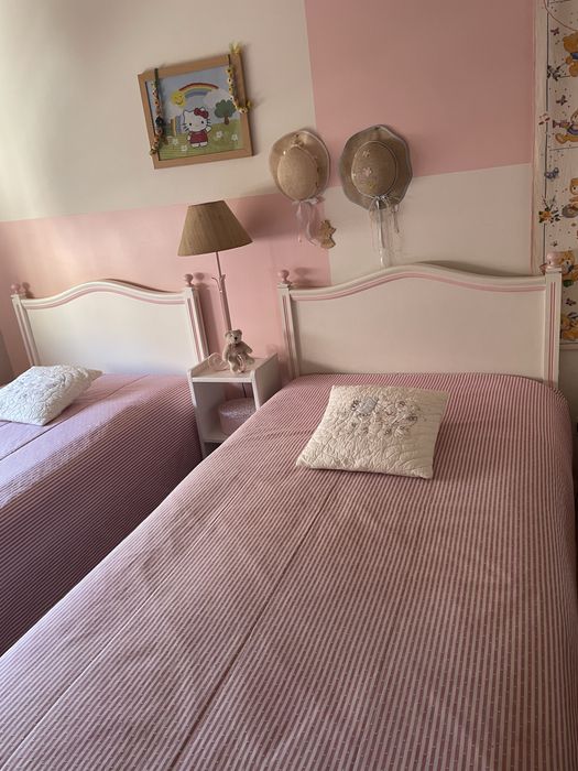 Duas camas individuais em madeira lacadas branco e rosa c/ Edredons,colchões e estrados