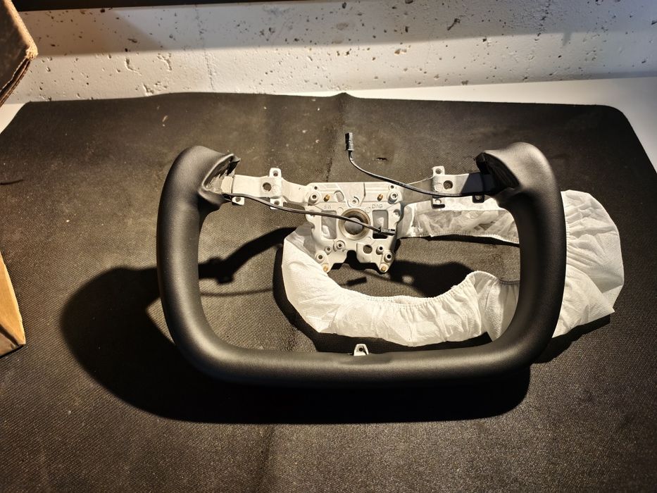 Entrega incluída - VOLANTE YOKE Tesla Model 3 Highland & Model Y Juniper - 2024 - 2026 - ENTREGA incluida