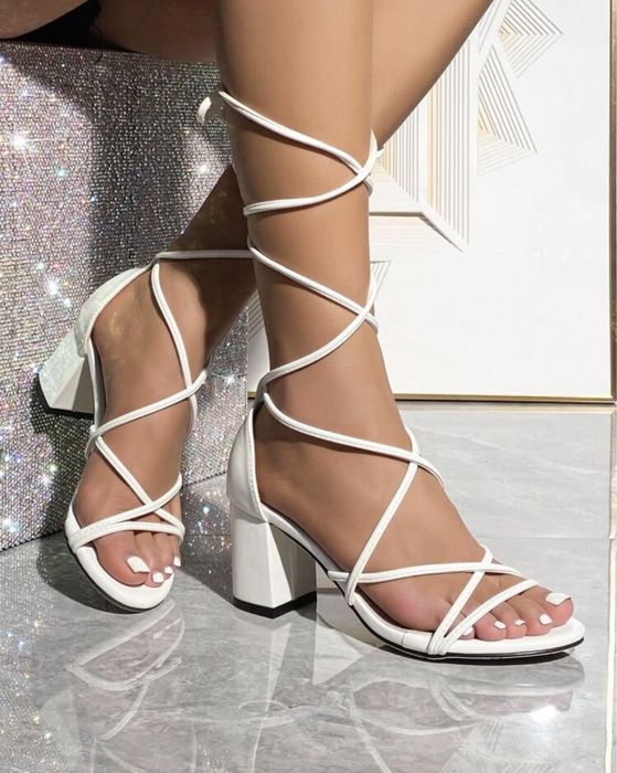 Sandálias brancas salto (n41)