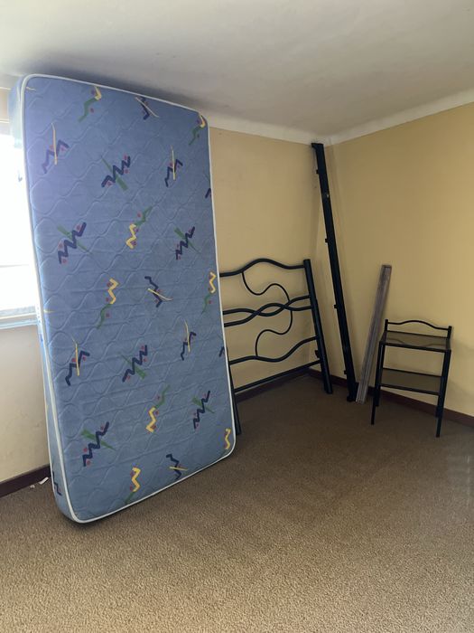 Cama individual e mesa de cabeceira - Recheio de casa total - 8