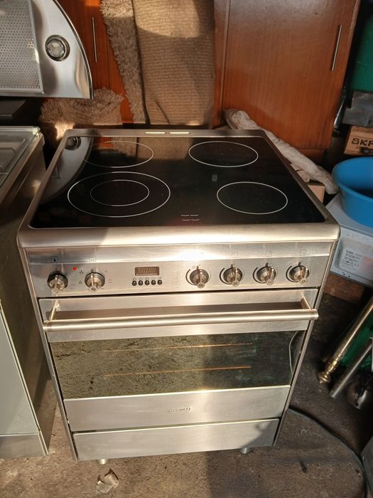 Vendo fogão vitroceramico, 4 bocas e forno eléctrico. Marca SMEG.  Como novo.