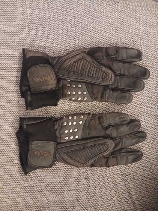 Luvas de moto em cabedal com pins metálicos