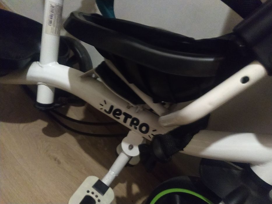 Triciclo chipolino modelo jetro,giratório de 360⁰