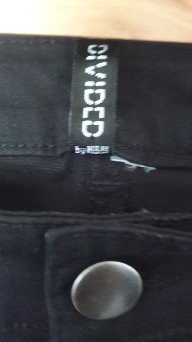 Calça preta em ganga