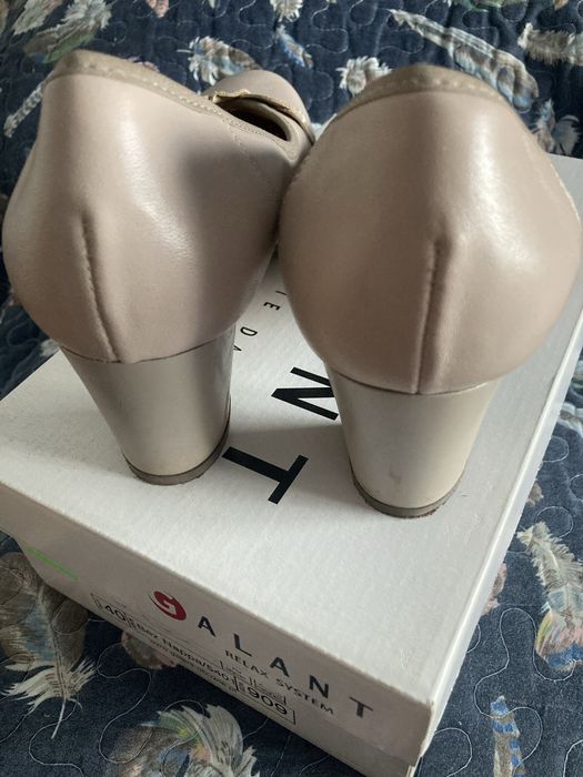 Buty  połbuty r 40 beż