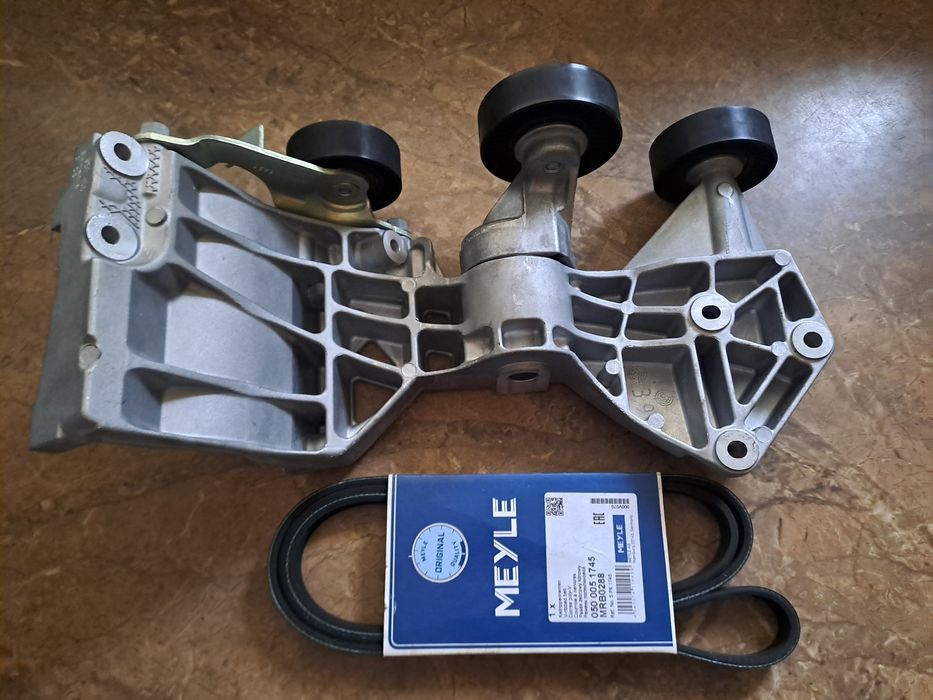 Комплект натягувач ременя з роликом і ремінь